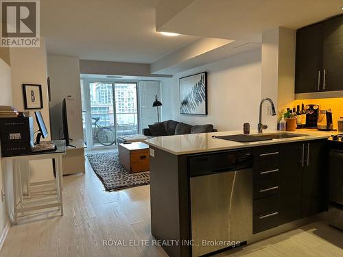 813 - 65 East Liberty Street, Toronto, ON - Indoor Photo Showing Kitchen