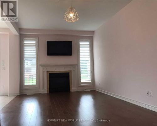 7820 Coulson Crescent, Niagara Falls, ON - Indoor Photo Showing Living Room With Fireplace