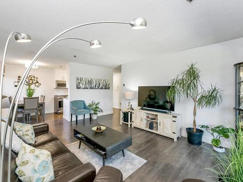 104-3277 Glasgow Ave, Saanich, BC - Indoor Photo Showing Living Room