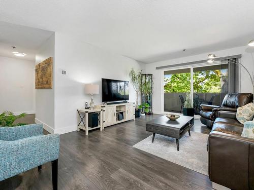 104-3277 Glasgow Ave, Saanich, BC - Indoor Photo Showing Living Room