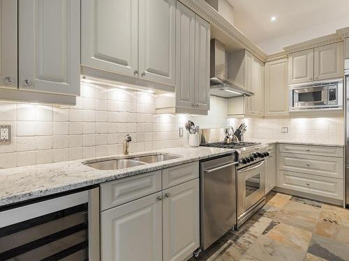 Kitchen - 401-275 Rue St-Jacques, Montréal (Ville-Marie), QC - Indoor Photo Showing Kitchen With Double Sink With Upgraded Kitchen