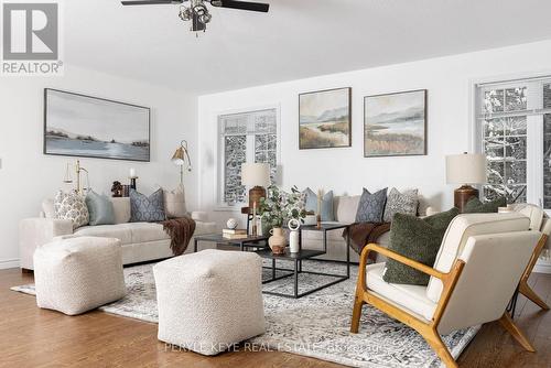 557 South Mary Lake Road, Huntsville, ON - Indoor Photo Showing Living Room