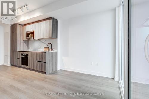 1006 - 117 Broadway Avenue N, Toronto, ON - Indoor Photo Showing Kitchen