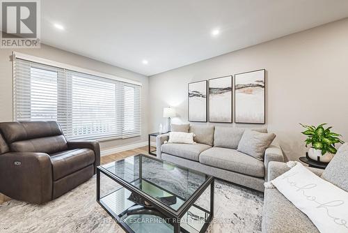 14 Gatestone Drive, Hamilton, ON - Indoor Photo Showing Living Room