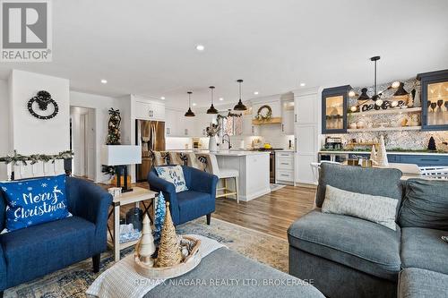 203 Gadsby Avenue, Welland (767 - N. Welland), ON - Indoor Photo Showing Living Room