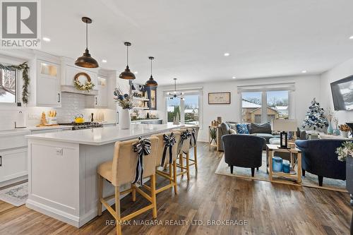 203 Gadsby Avenue, Welland (767 - N. Welland), ON - Indoor Photo Showing Kitchen With Upgraded Kitchen