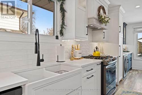 203 Gadsby Avenue, Welland (767 - N. Welland), ON - Indoor Photo Showing Kitchen With Upgraded Kitchen