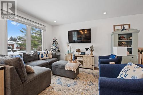 203 Gadsby Avenue, Welland (767 - N. Welland), ON - Indoor Photo Showing Living Room