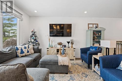 203 Gadsby Avenue, Welland (767 - N. Welland), ON - Indoor Photo Showing Living Room