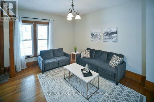 91 North Street N, Strathroy-Caradoc (Nw), ON - Indoor Photo Showing Living Room