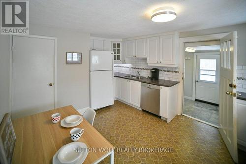 91 North Street N, Strathroy-Caradoc (Nw), ON - Indoor Photo Showing Kitchen With Double Sink