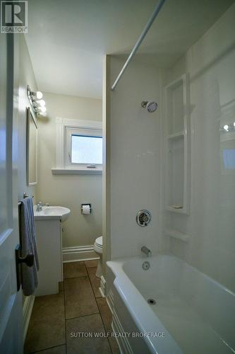 91 North Street N, Strathroy-Caradoc (Nw), ON - Indoor Photo Showing Bathroom