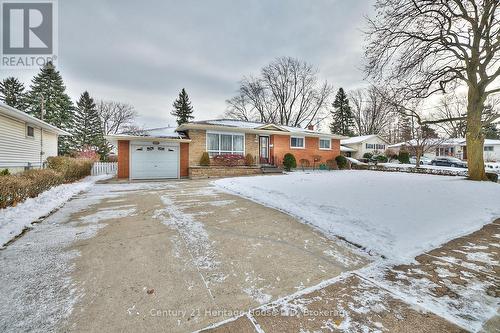 4634 Queensway Gardens, Niagara Falls (212 - Morrison), ON - Outdoor With Facade