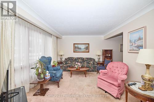 4634 Queensway Gardens, Niagara Falls (212 - Morrison), ON - Indoor Photo Showing Living Room