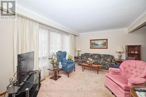 4634 Queensway Gardens, Niagara Falls (212 - Morrison), ON - Indoor Photo Showing Living Room