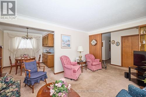 4634 Queensway Gardens, Niagara Falls (212 - Morrison), ON - Indoor Photo Showing Living Room