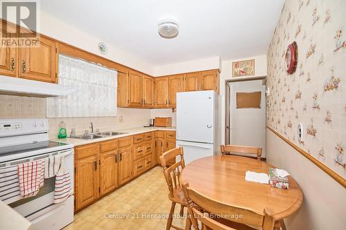 4634 Queensway Gardens, Niagara Falls (212 - Morrison), ON - Indoor Photo Showing Kitchen With Double Sink