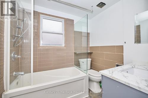 92 Carlton Street, St. Catharines (451 - Downtown), ON - Indoor Photo Showing Bathroom