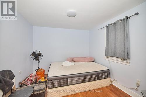 92 Carlton Street, St. Catharines (451 - Downtown), ON - Indoor Photo Showing Bedroom