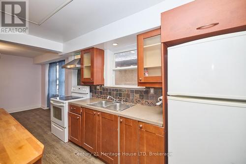 92 Carlton Street, St. Catharines (451 - Downtown), ON - Indoor Photo Showing Kitchen With Double Sink