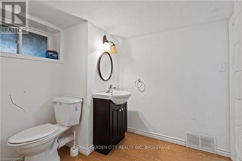 5062 Ontario Avenue, Niagara Falls (210 - Downtown), ON - Indoor Photo Showing Bathroom