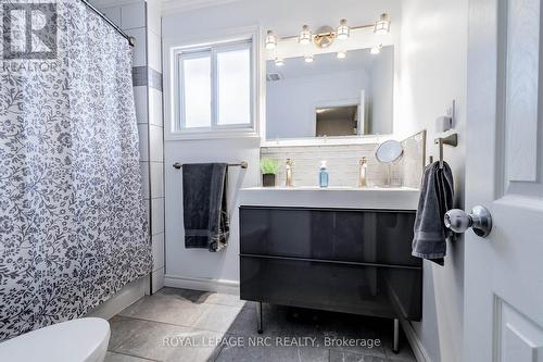 20 First Avenue, Port Colborne (877 - Main Street), ON - Indoor Photo Showing Bathroom