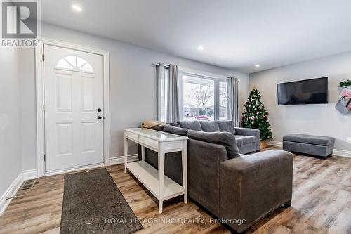 20 First Avenue, Port Colborne (877 - Main Street), ON - Indoor Photo Showing Living Room