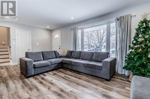 20 First Avenue, Port Colborne (877 - Main Street), ON - Indoor Photo Showing Living Room