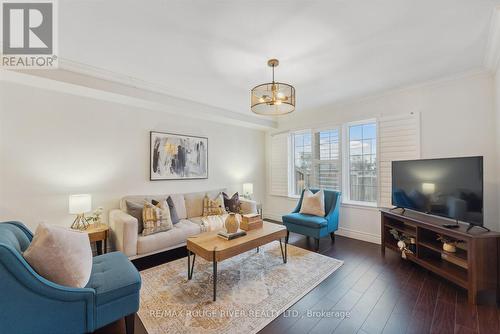 33 Summerside Avenue, Whitby, ON - Indoor Photo Showing Living Room