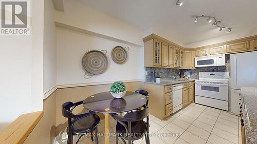 702 - 50 Baif Boulevard, Richmond Hill, ON - Indoor Photo Showing Kitchen