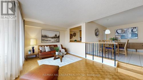 702 - 50 Baif Boulevard, Richmond Hill, ON - Indoor Photo Showing Living Room