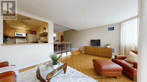 702 - 50 Baif Boulevard, Richmond Hill, ON - Indoor Photo Showing Living Room