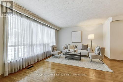 3510 Riverspray Crescent, Mississauga, ON - Indoor Photo Showing Living Room