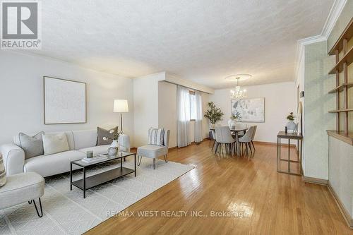 3510 Riverspray Crescent, Mississauga, ON - Indoor Photo Showing Living Room