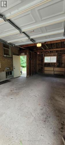 114 Oakside Street, London, ON - Indoor Photo Showing Garage