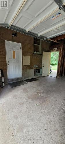 114 Oakside Street, London, ON - Indoor Photo Showing Garage