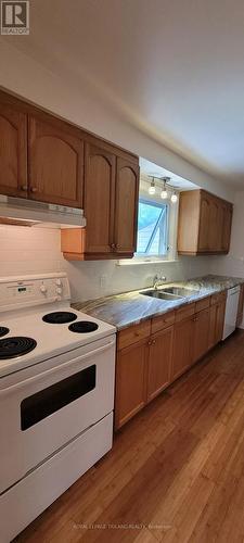 114 Oakside Street, London, ON - Indoor Photo Showing Kitchen