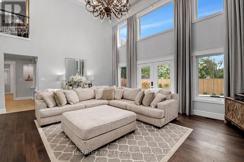 435 Country Club Drive, Windsor, ON - Indoor Photo Showing Living Room