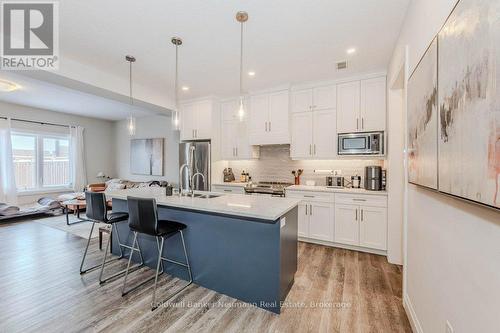 2 - 118 Simmonds Drive, Guelph (Waverley), ON - Indoor Photo Showing Kitchen With Double Sink With Upgraded Kitchen