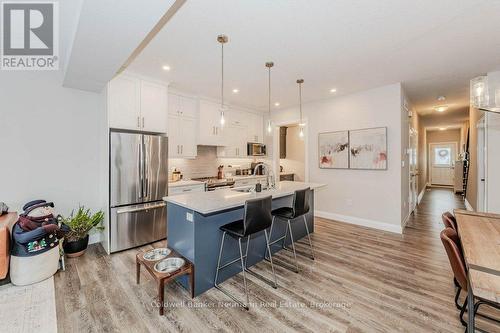 2 - 118 Simmonds Drive, Guelph (Waverley), ON - Indoor Photo Showing Kitchen With Upgraded Kitchen