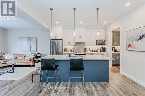 2 - 118 Simmonds Drive, Guelph (Waverley), ON - Indoor Photo Showing Kitchen With Upgraded Kitchen