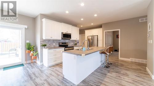 224 Moonstone Crescent, Chatham, ON - Indoor Photo Showing Kitchen With Upgraded Kitchen