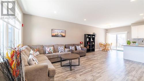 224 Moonstone Crescent, Chatham, ON - Indoor Photo Showing Living Room