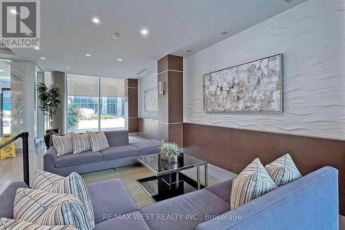 647 - 525 Wilson Avenue, Toronto, ON - Indoor Photo Showing Living Room