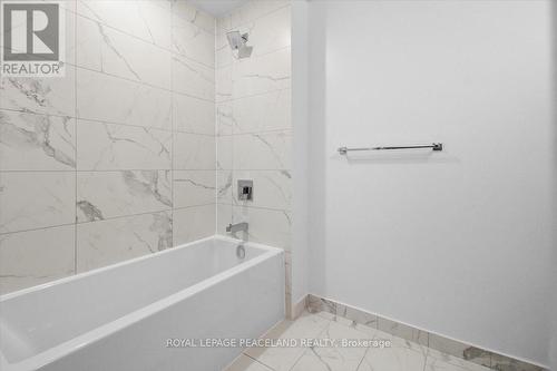 1202 - 4065 Confederation Parkway, Mississauga, ON - Indoor Photo Showing Bathroom