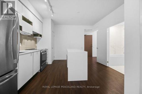 1202 - 4065 Confederation Parkway, Mississauga, ON - Indoor Photo Showing Kitchen