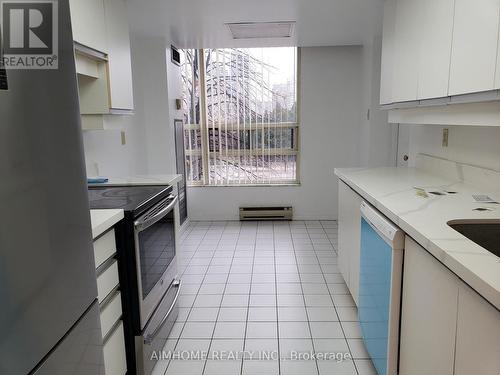 404 - 250 Webb Drive, Mississauga, ON - Indoor Photo Showing Kitchen