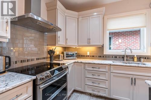 69 Turnberry Trail, Welland (766 - Hwy 406/Welland), ON - Indoor Photo Showing Kitchen With Double Sink