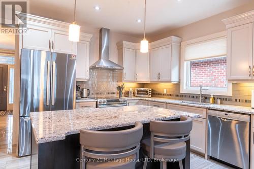 69 Turnberry Trail, Welland (766 - Hwy 406/Welland), ON - Indoor Photo Showing Kitchen With Stainless Steel Kitchen With Upgraded Kitchen