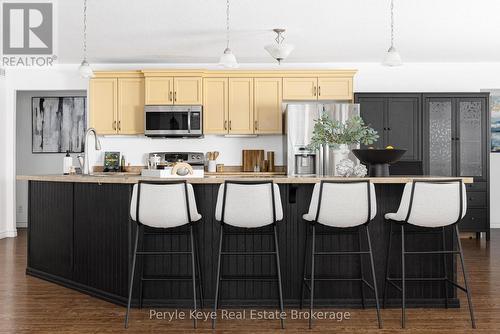 557 South Mary Lake Road, Huntsville, ON - Indoor Photo Showing Kitchen With Upgraded Kitchen